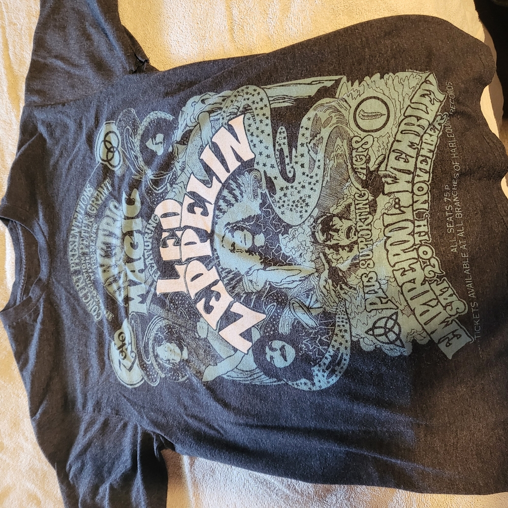 Gray Short Sleeve Tee with Circular Graphic Design